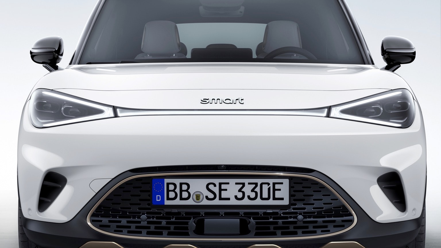 l'avant d'une voiture blanche