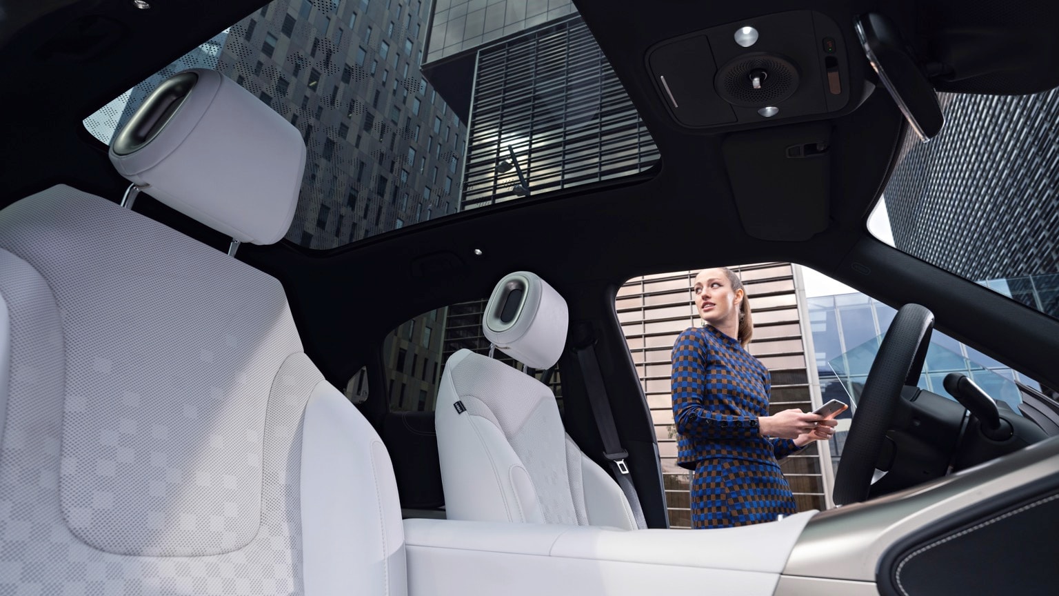 une femme debout dans une voiture