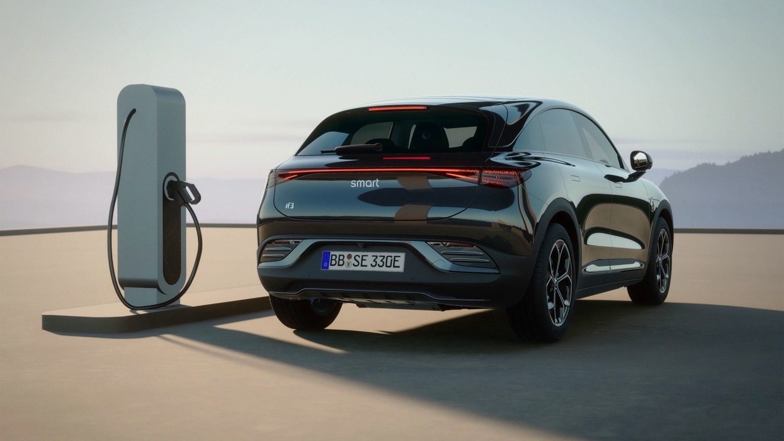 une voiture noire garée à une station de recharge