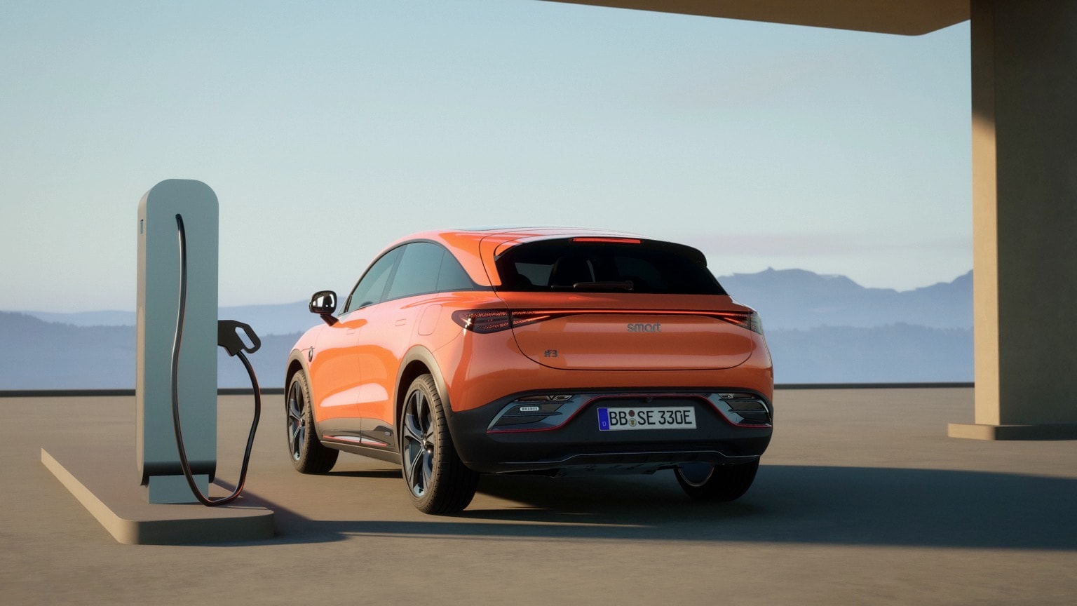 une voiture orange garée à une station de recharge
