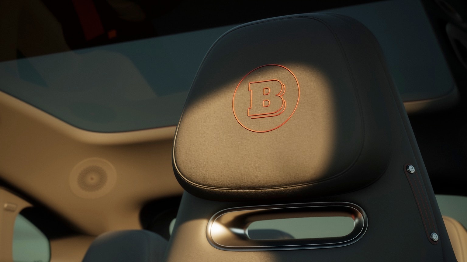 gros plan d'un logo sur un siège de voiture
