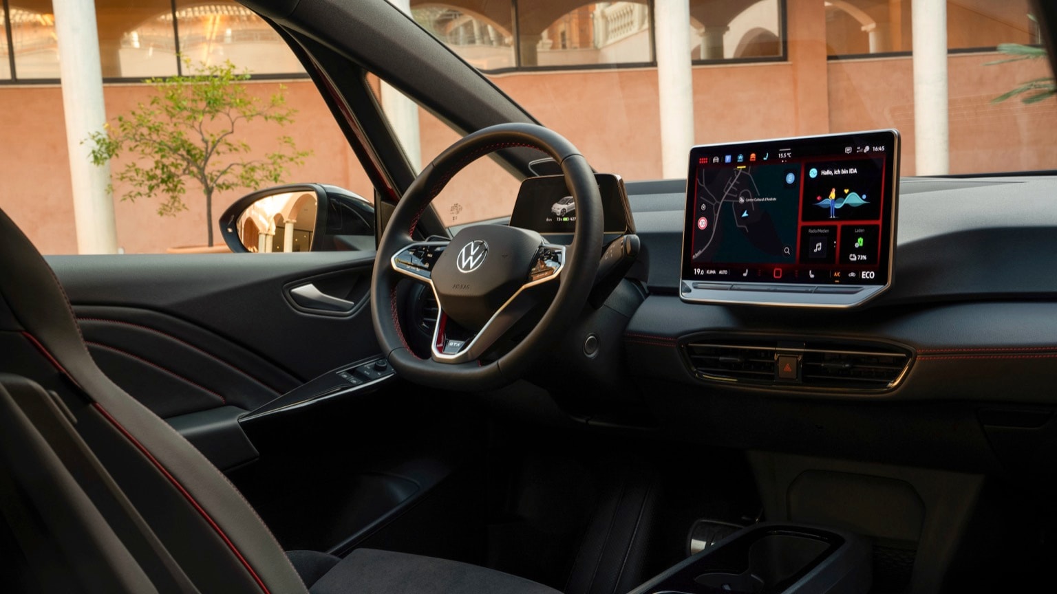 l'intérieur d'une voiture avec un volant et un écran