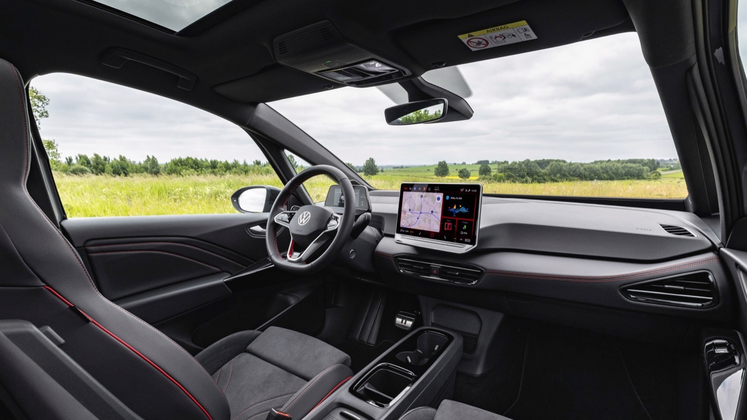 à l'intérieur d'une voiture avec un volant et un écran