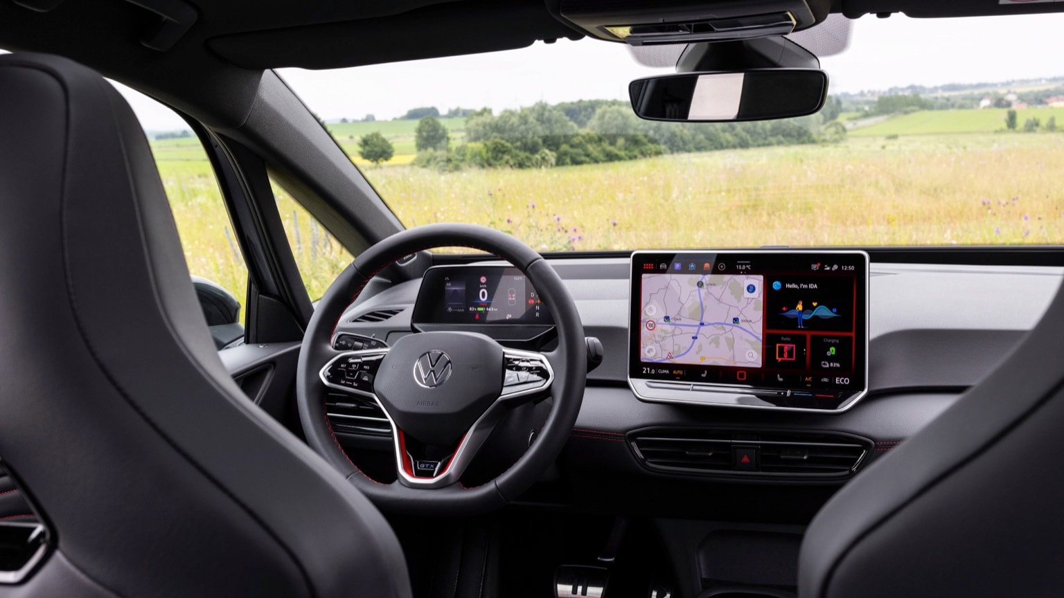 à l'intérieur d'une voiture avec un volant et un écran