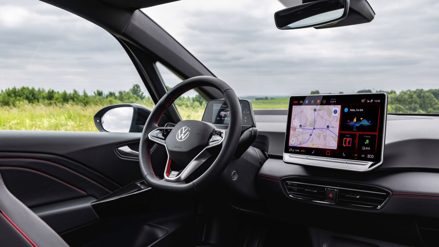 un volant et un tableau de bord de voiture
