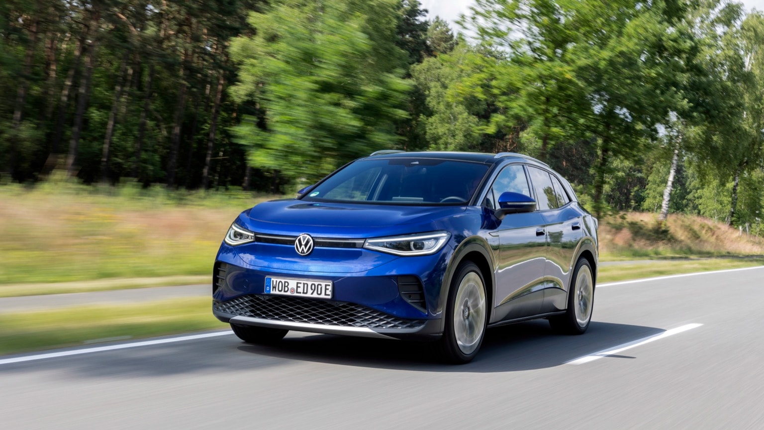 une voiture bleue roulant sur une route