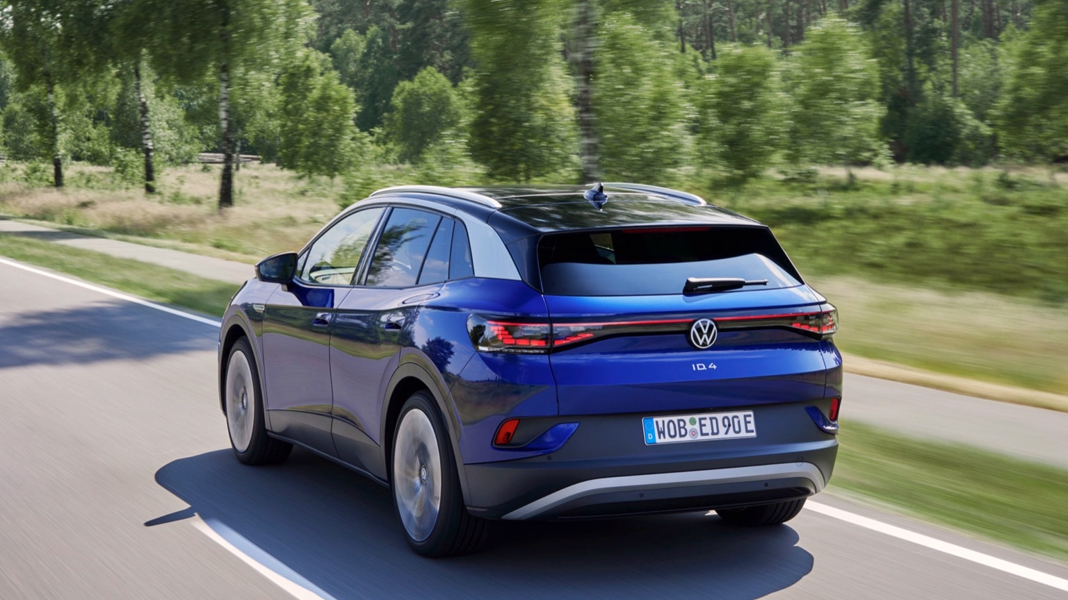 une voiture bleue roulant sur une route