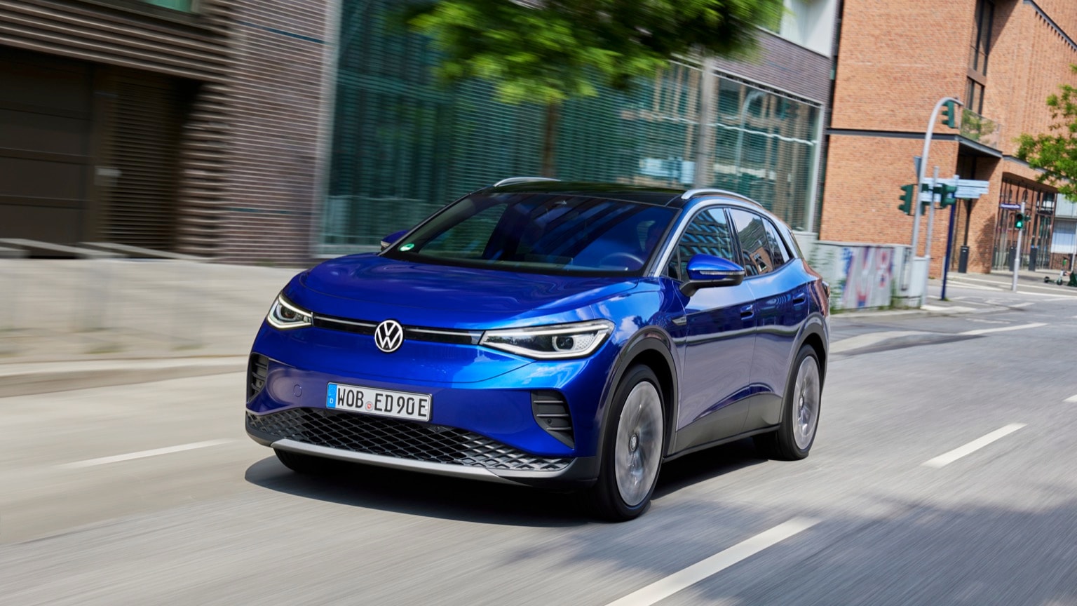 une voiture bleue roulant sur une route