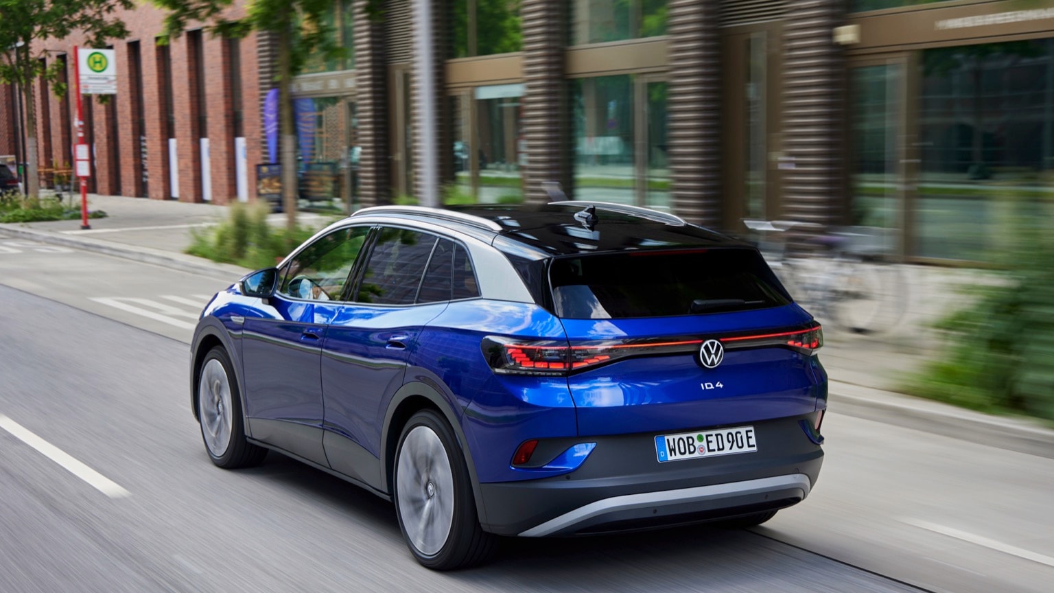 une voiture bleue descendant la rue