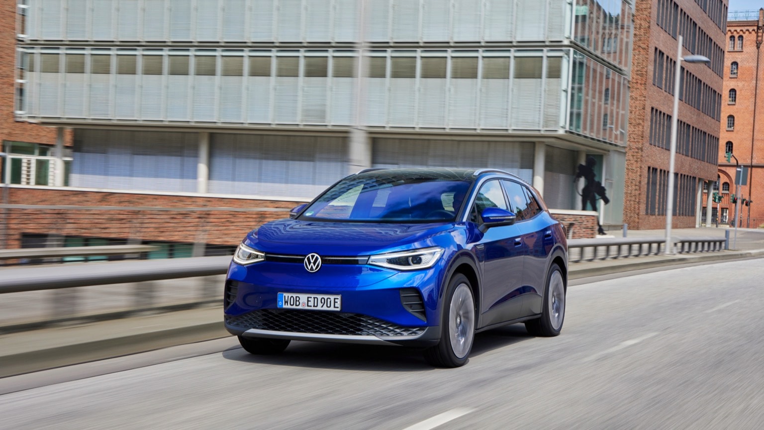 une voiture bleue roulant sur une route