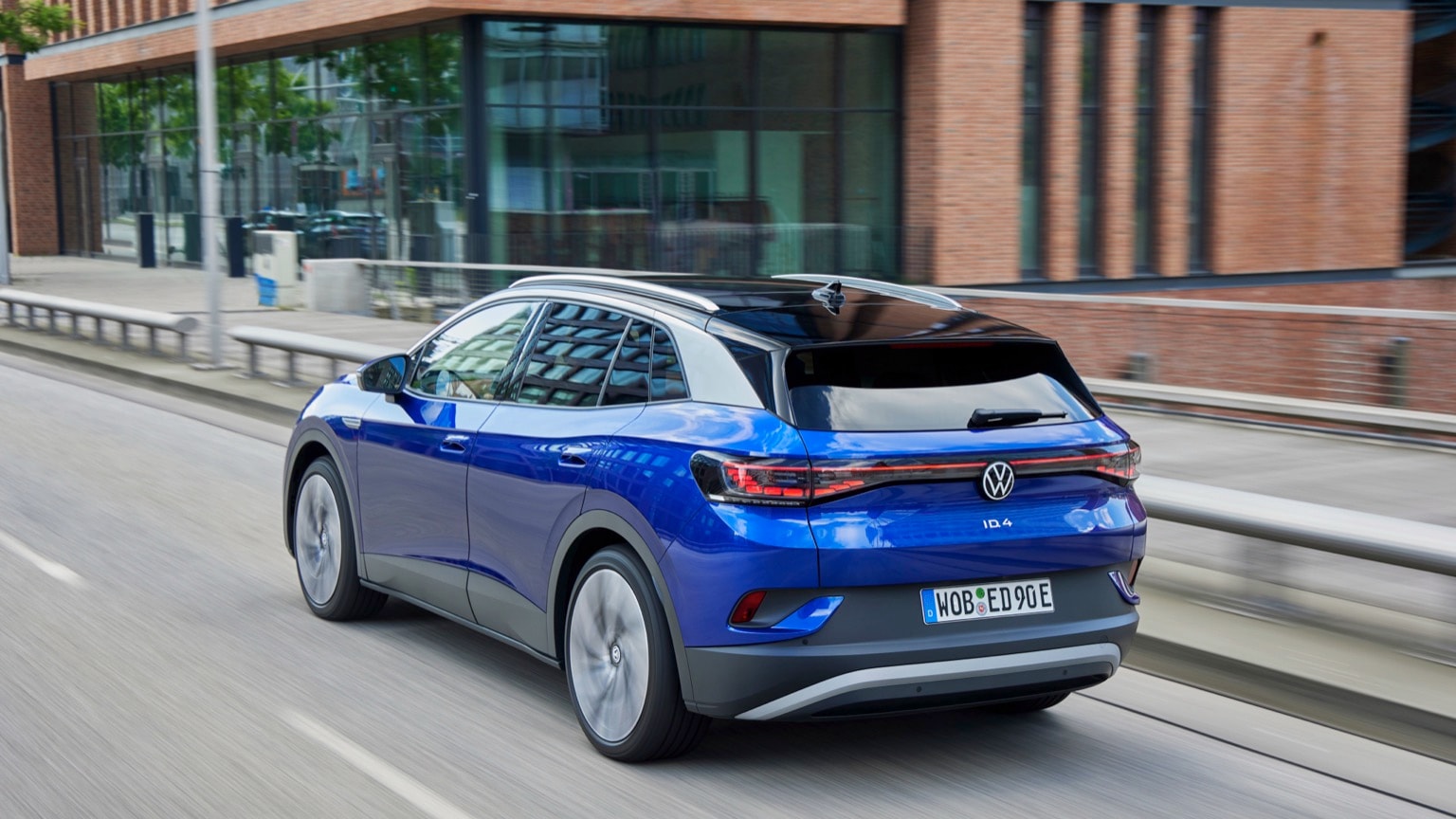 une voiture bleue roulant sur une route