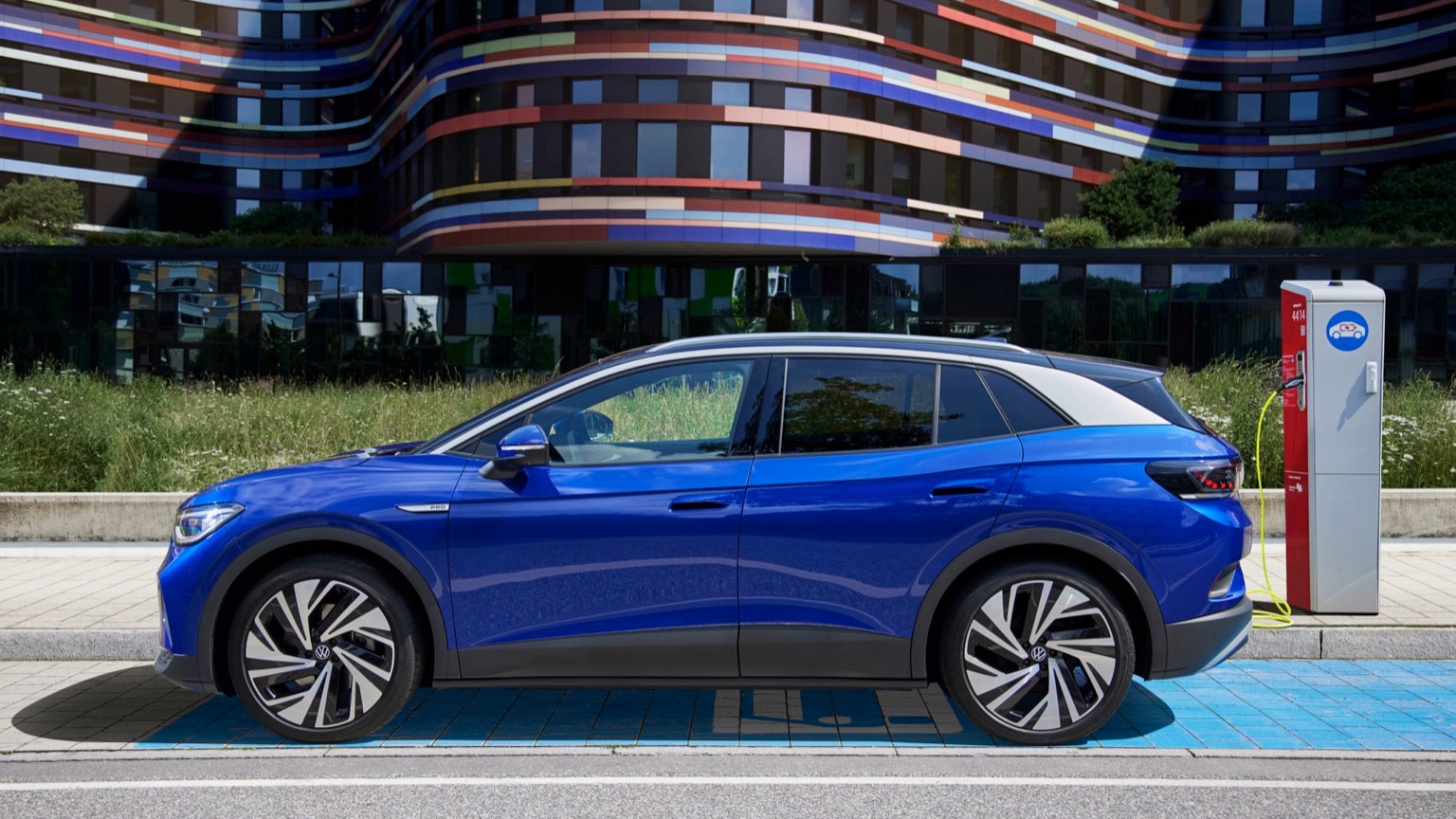 une voiture bleue garée devant un bâtiment