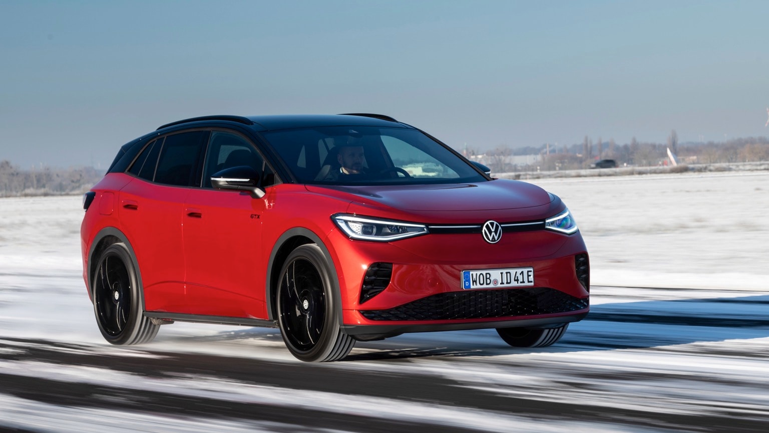 une voiture rouge roulant sur une route