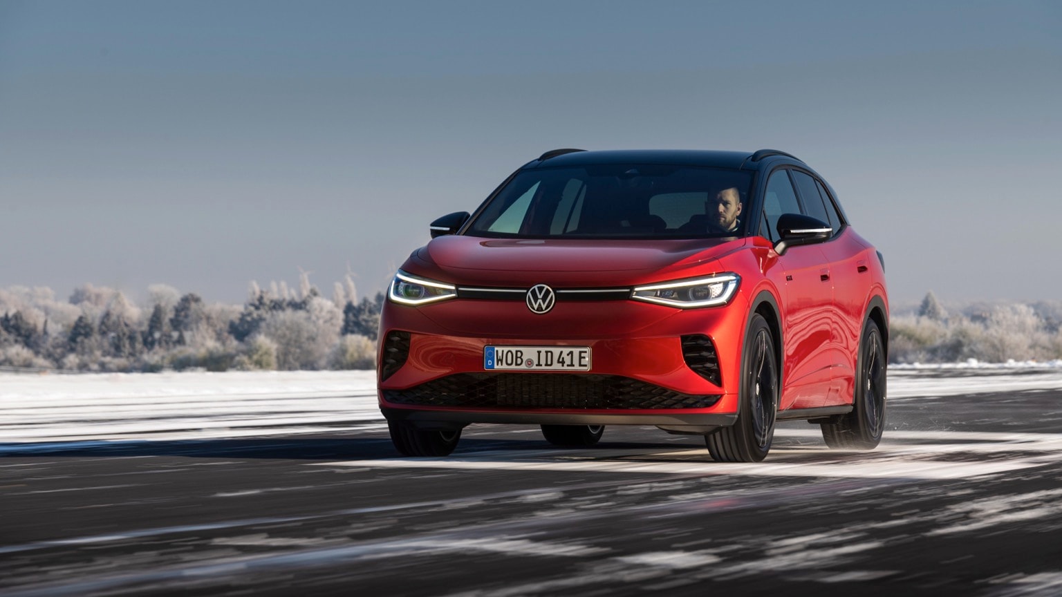 une voiture rouge roulant sur une route