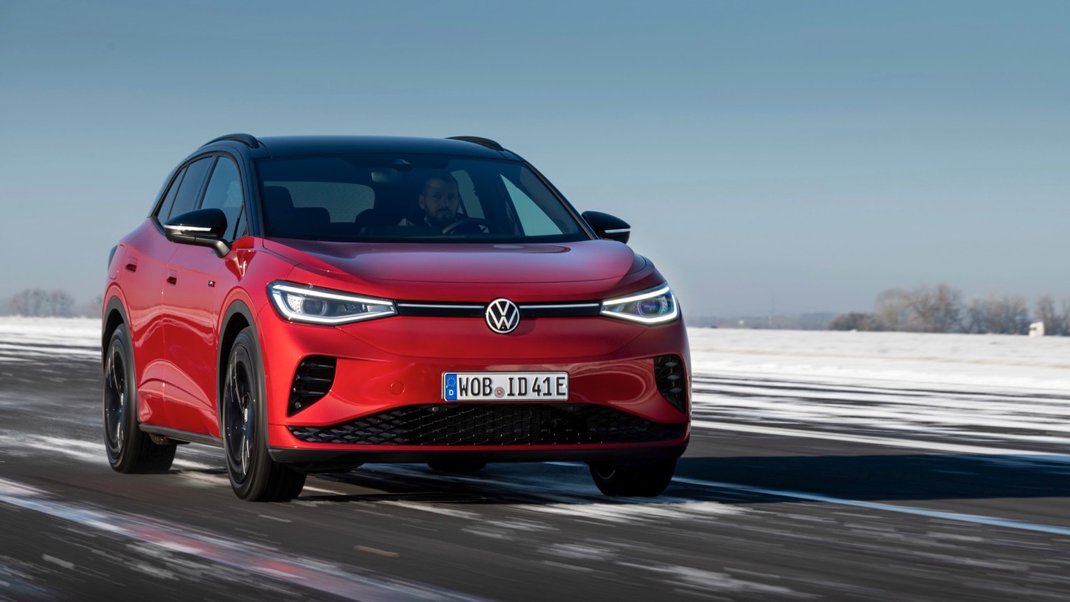 une voiture rouge roulant sur une route