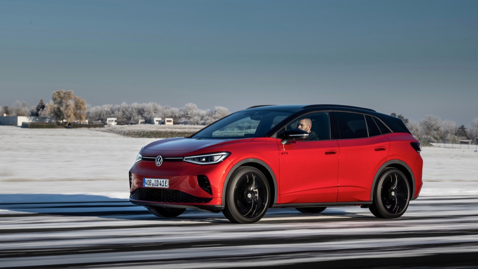 une voiture rouge roulant sur une route