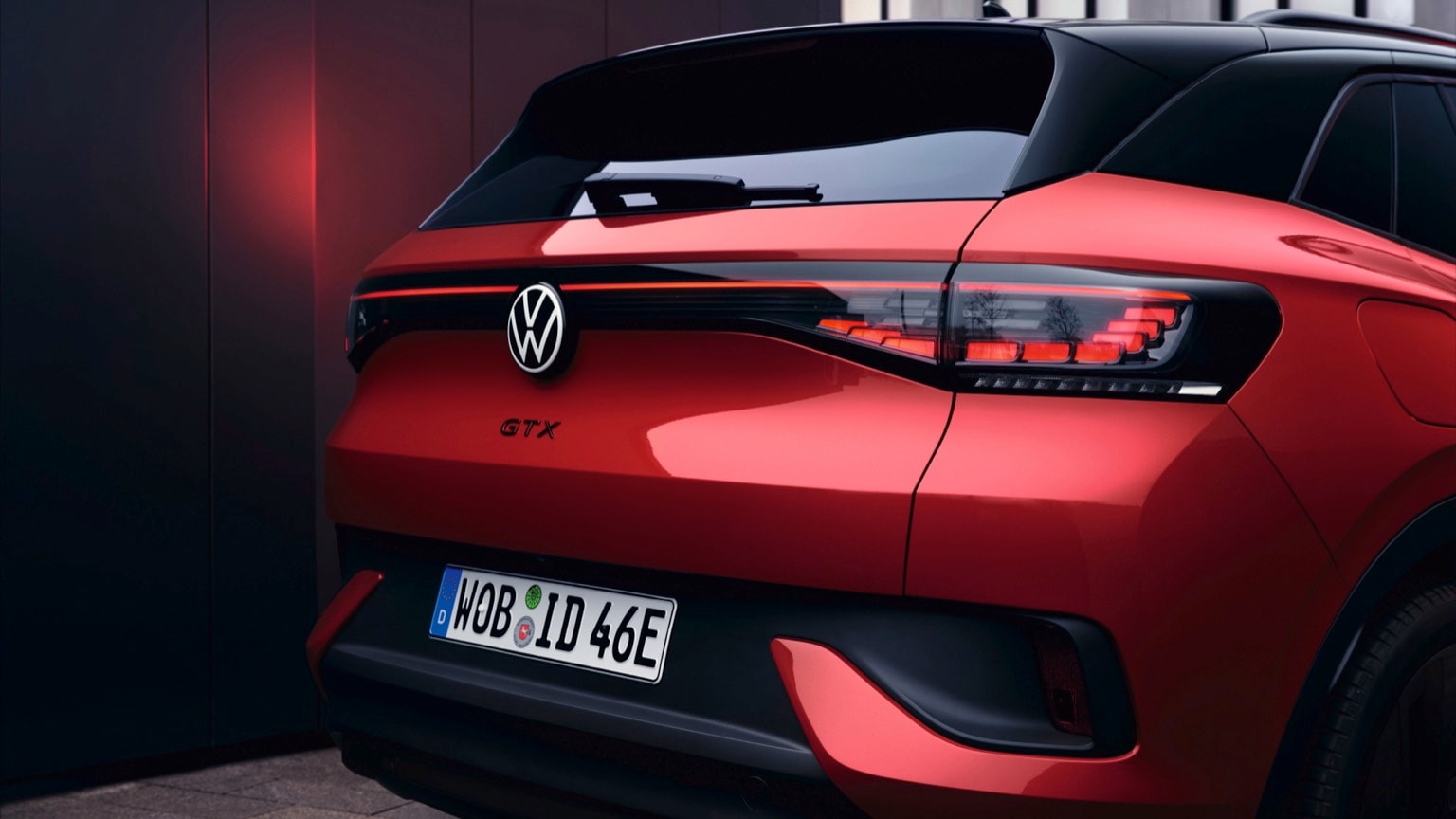 à l'arrière d'une voiture rouge