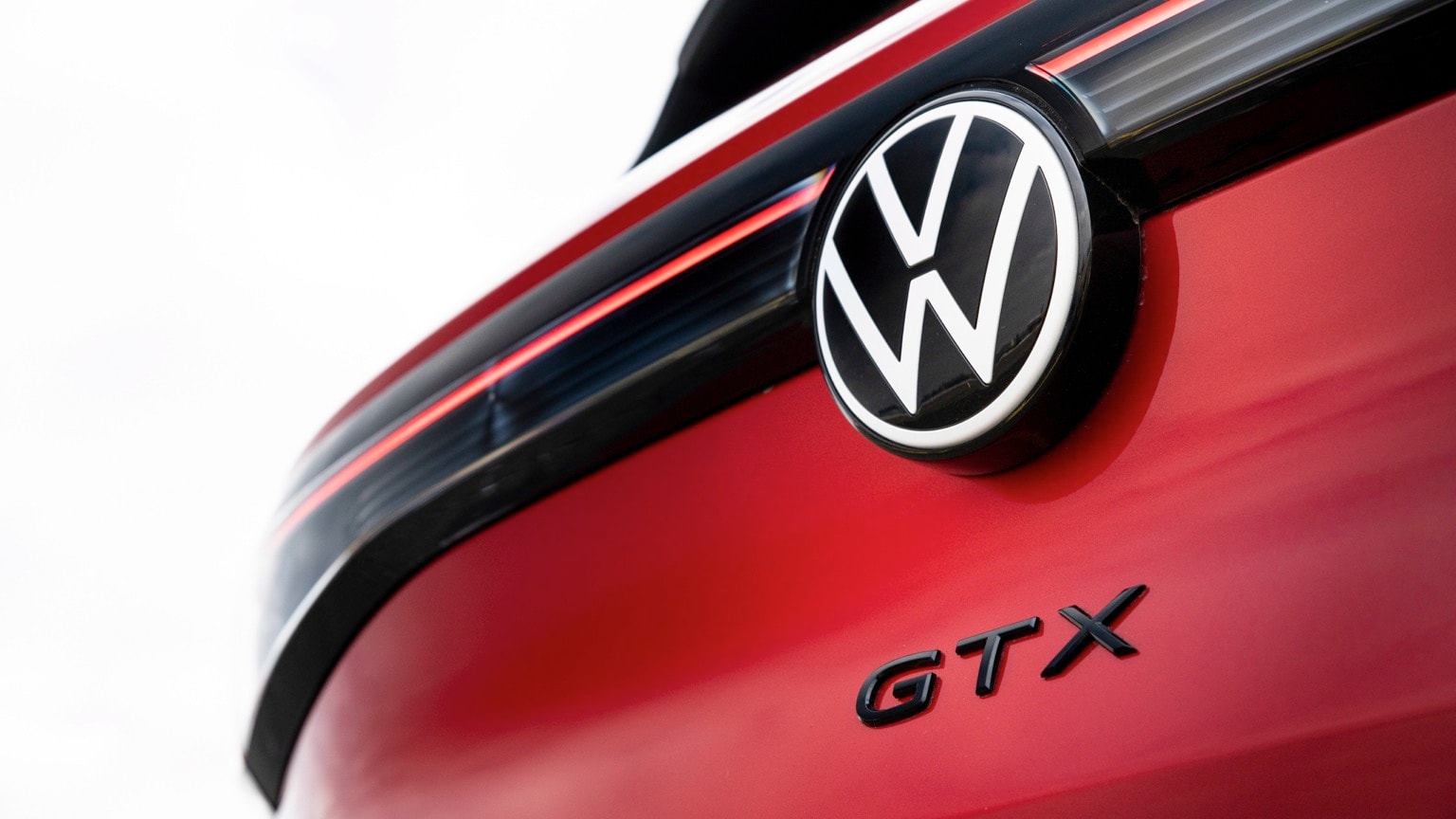 gros plan d'un logo sur une voiture rouge