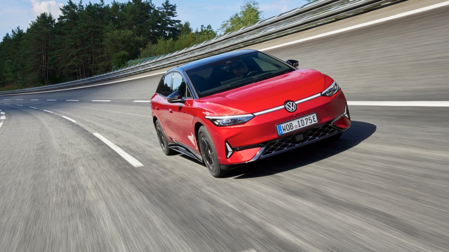 une voiture rouge sur une route