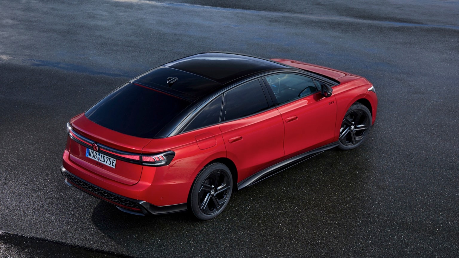 une voiture rouge et noire