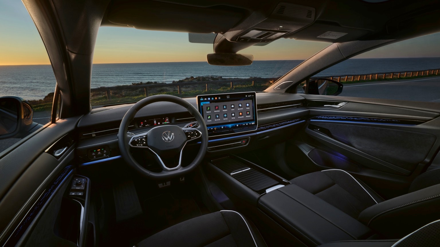 l'intérieur d'une voiture avec un grand écran