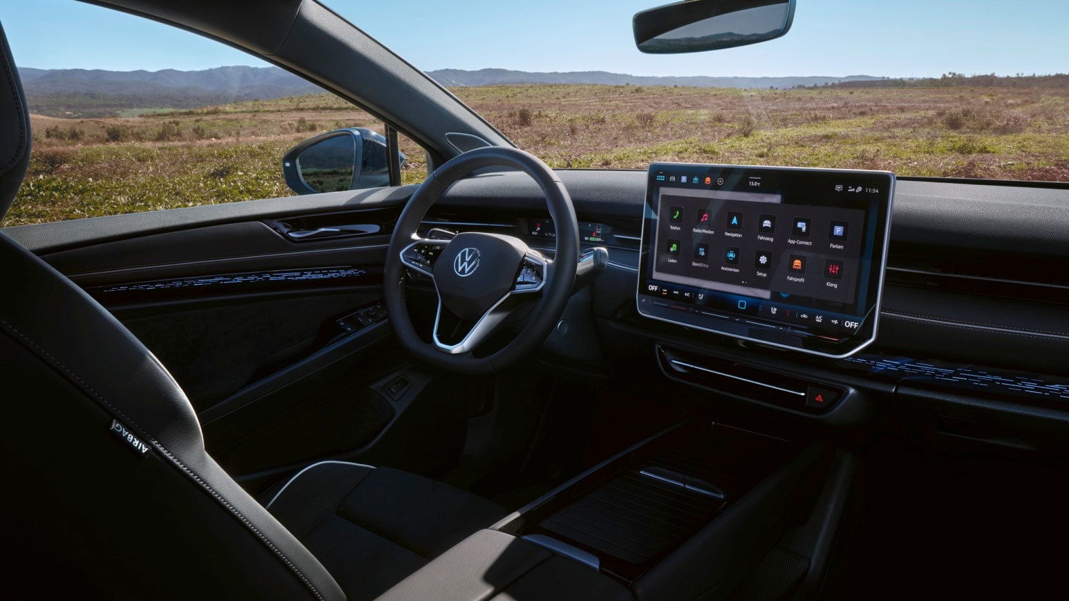 l'intérieur d'une voiture avec un grand écran