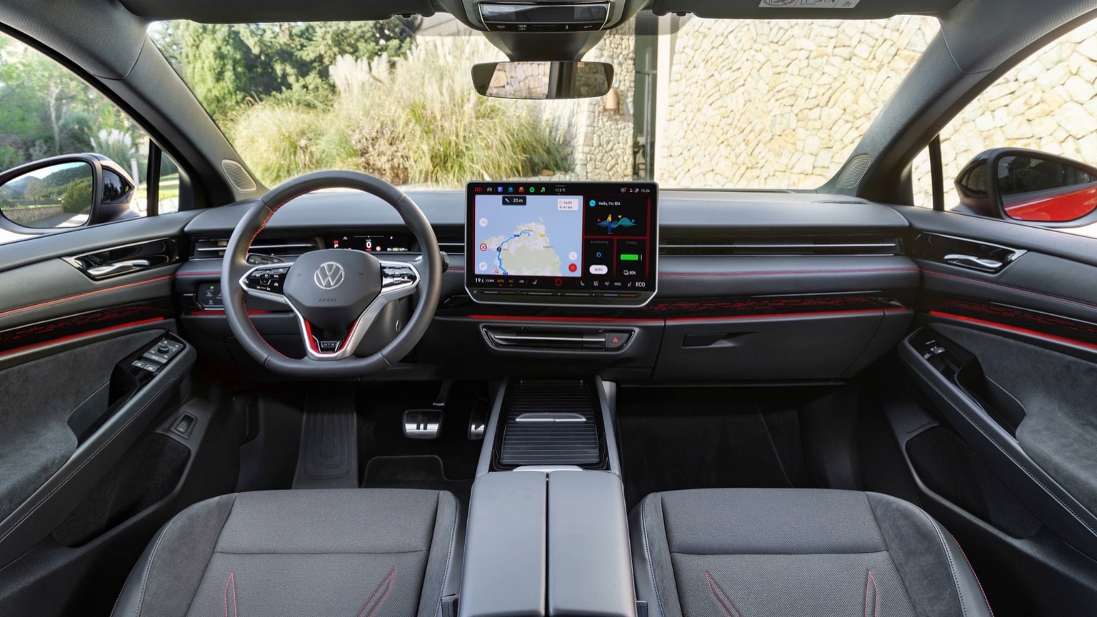 l'intérieur d'une voiture avec un écran tactile