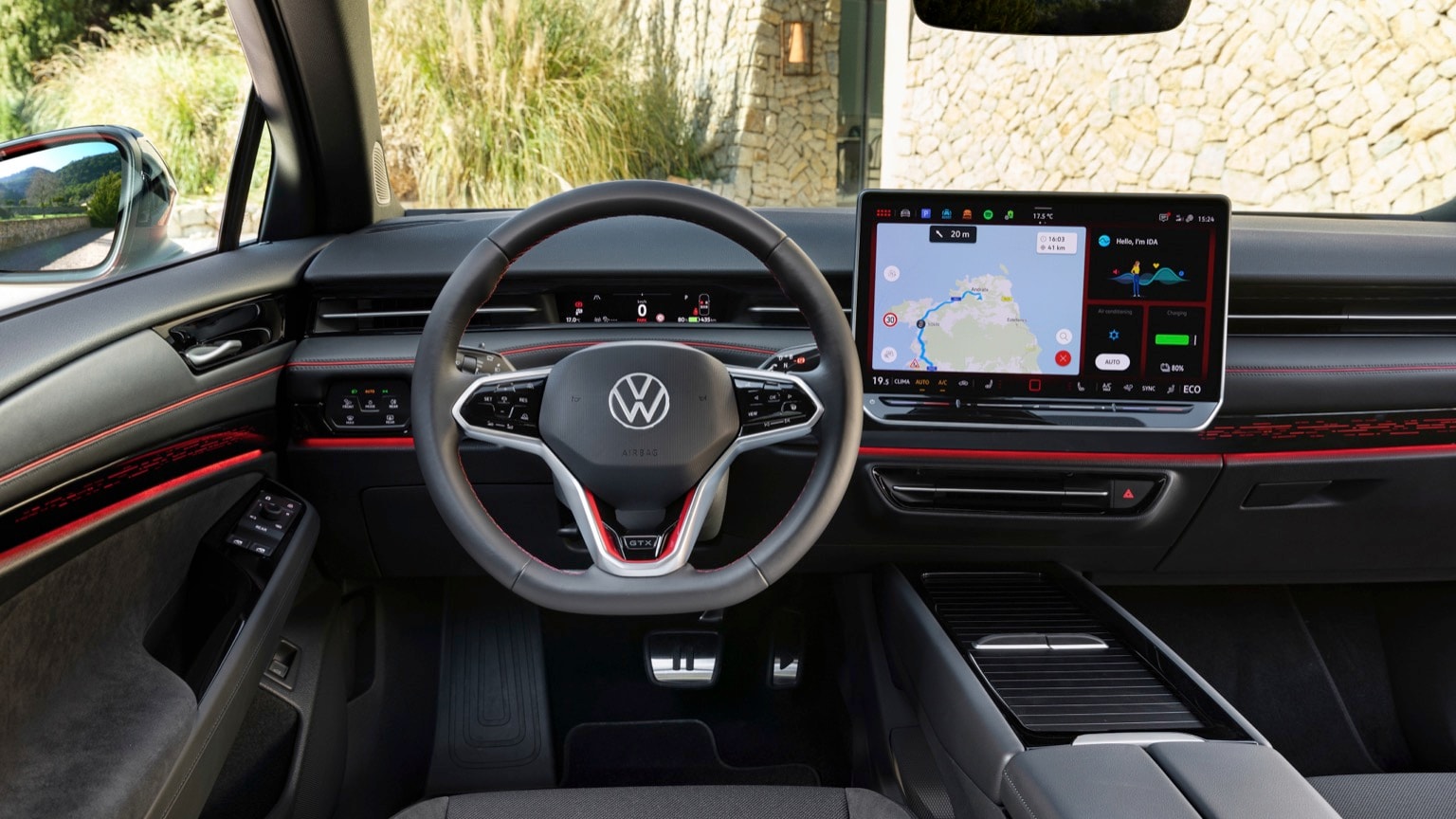 l'intérieur d'une voiture avec un volant et un écran