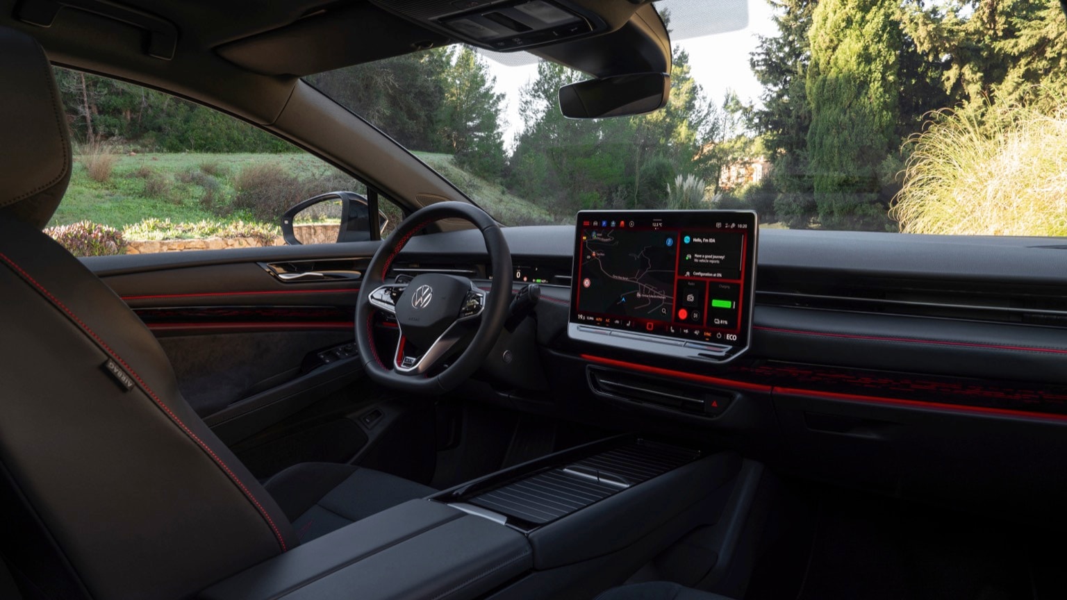 l'intérieur d'une voiture avec un écran sur le siège avant