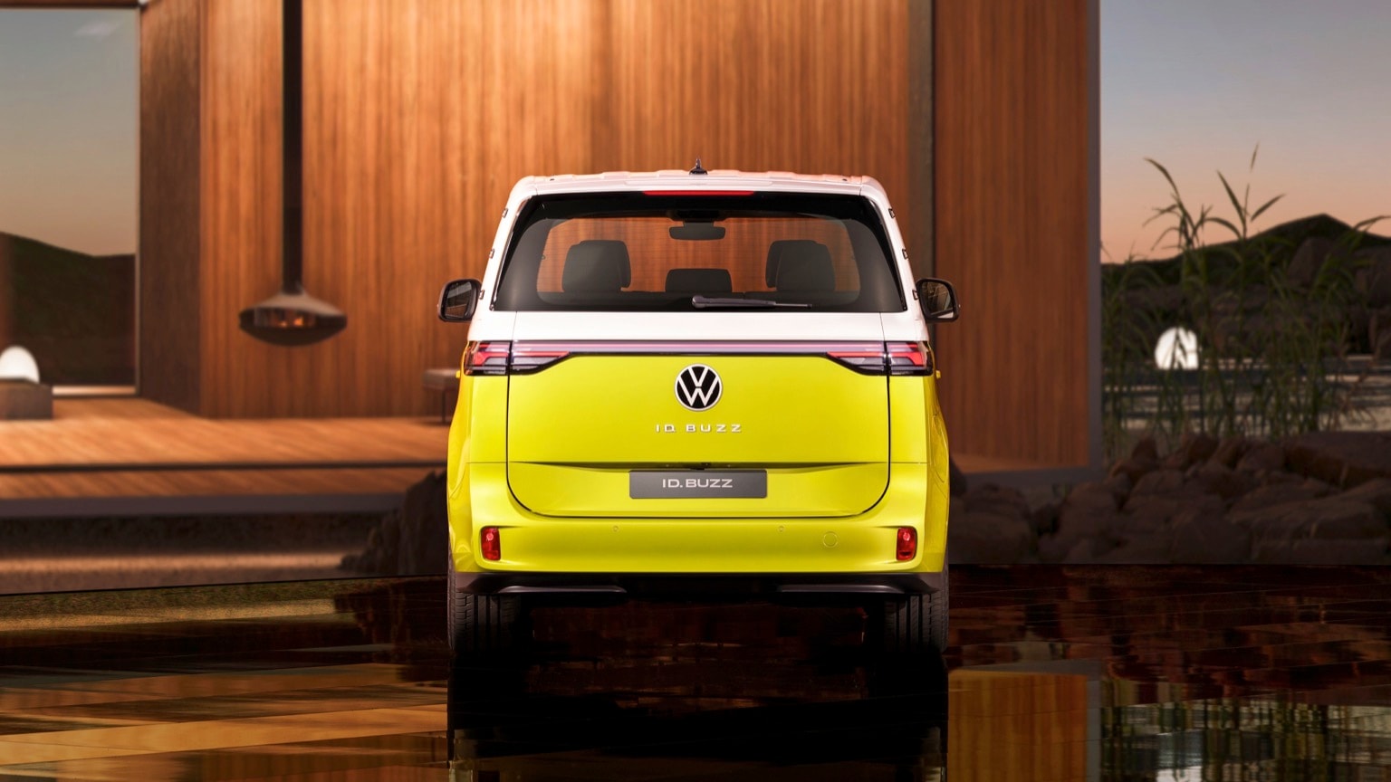 à l'arrière d'une camionnette jaune