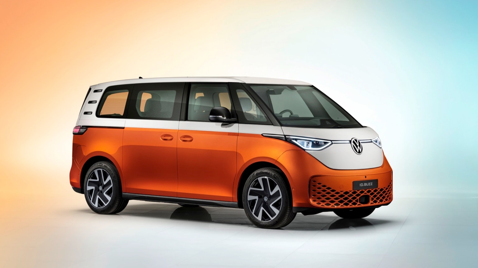 une camionnette orange et blanche