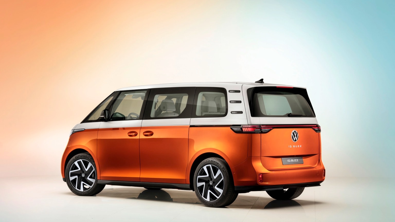 une camionnette orange et blanche