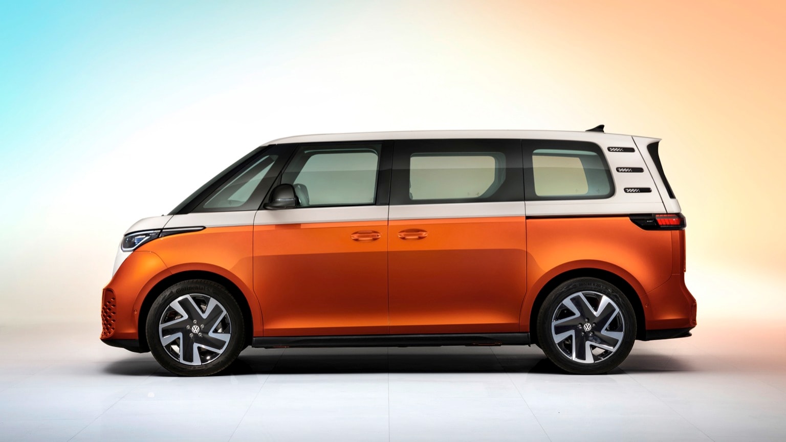 une camionnette orange et blanche