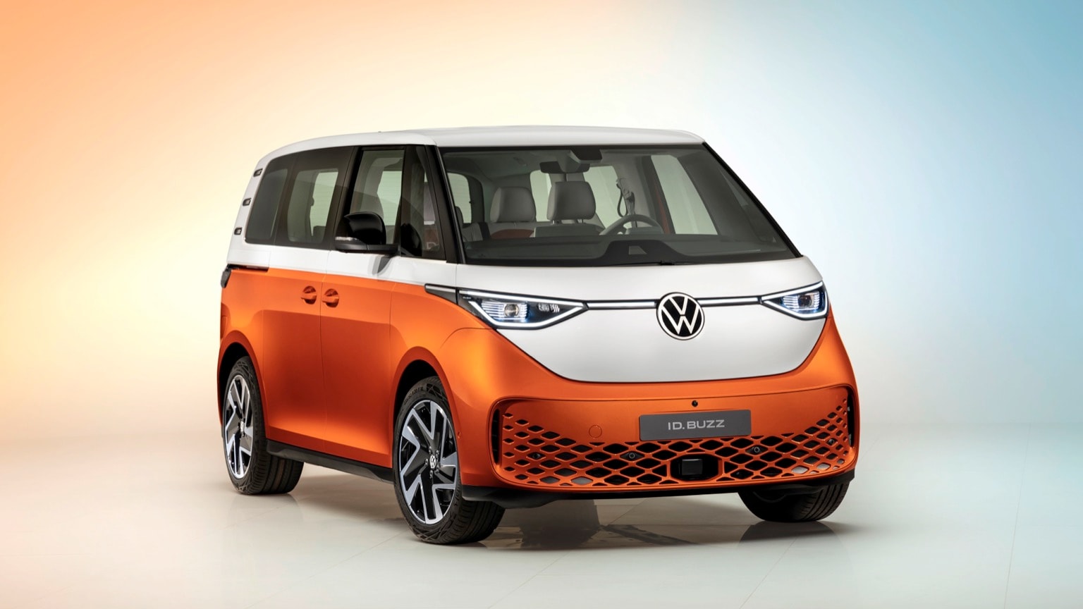 une camionnette orange et blanche