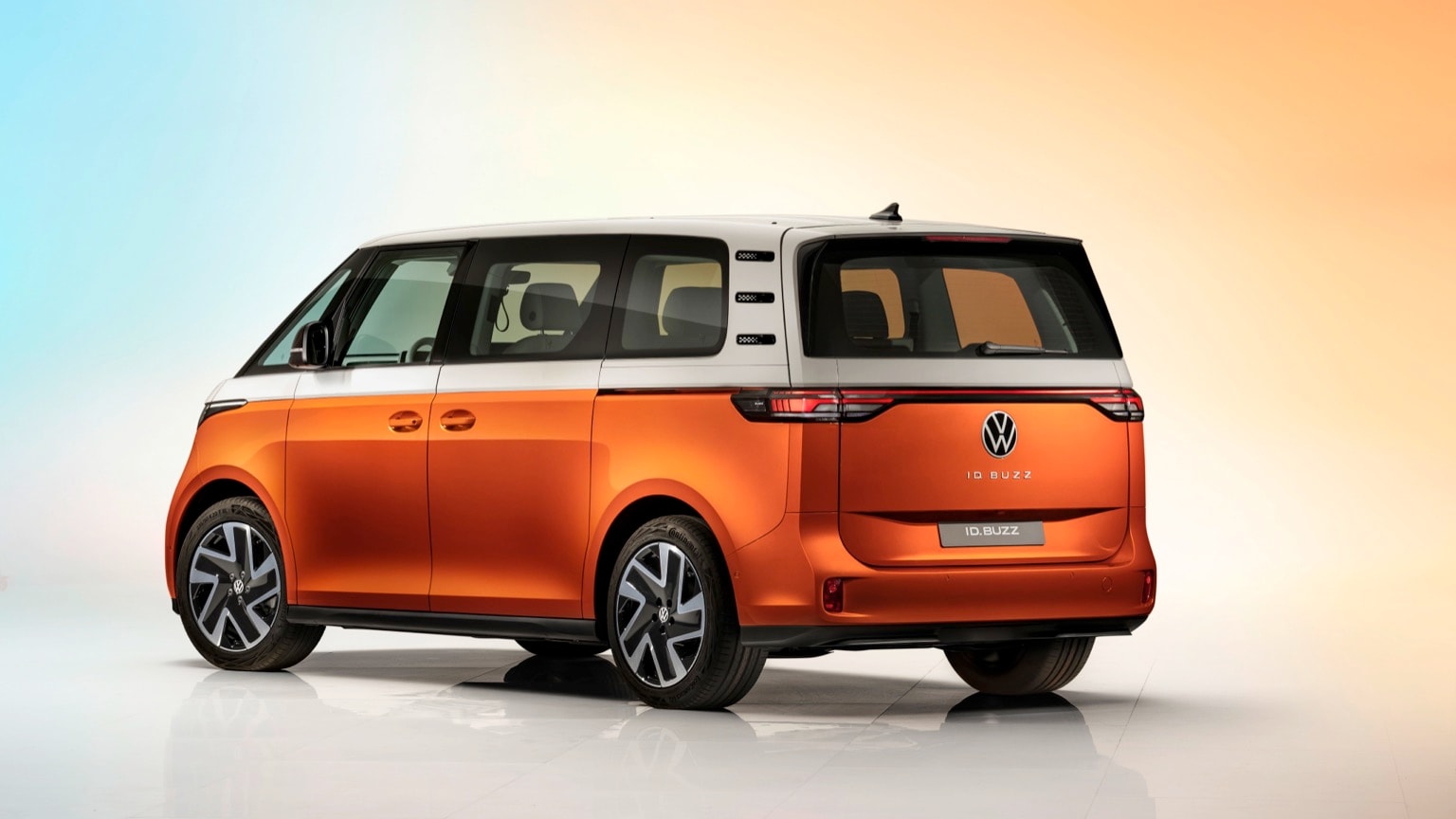 une camionnette orange et blanche