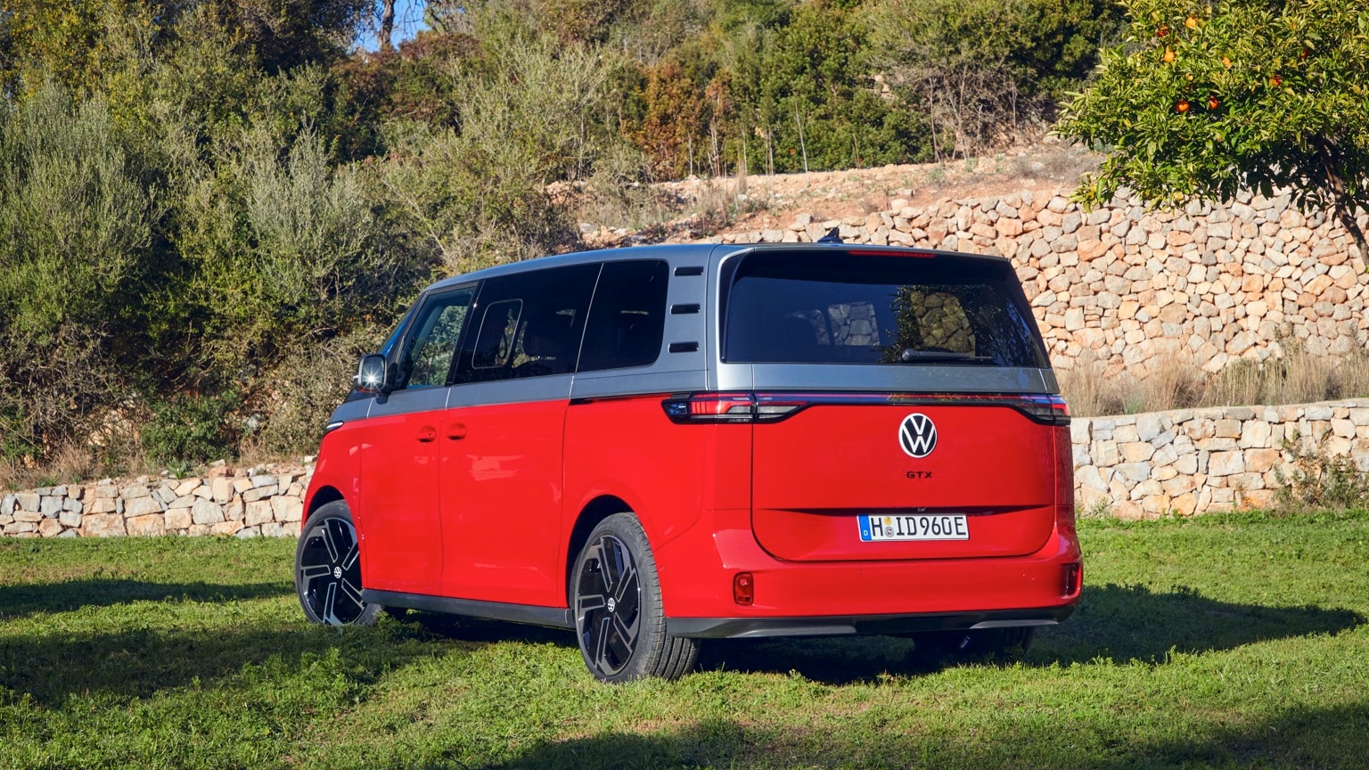 une camionnette rouge garée sur l'herbe