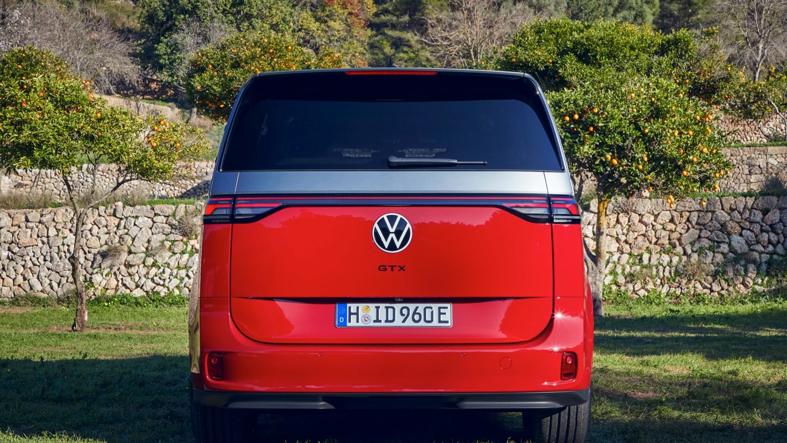 à l'arrière d'une camionnette rouge
