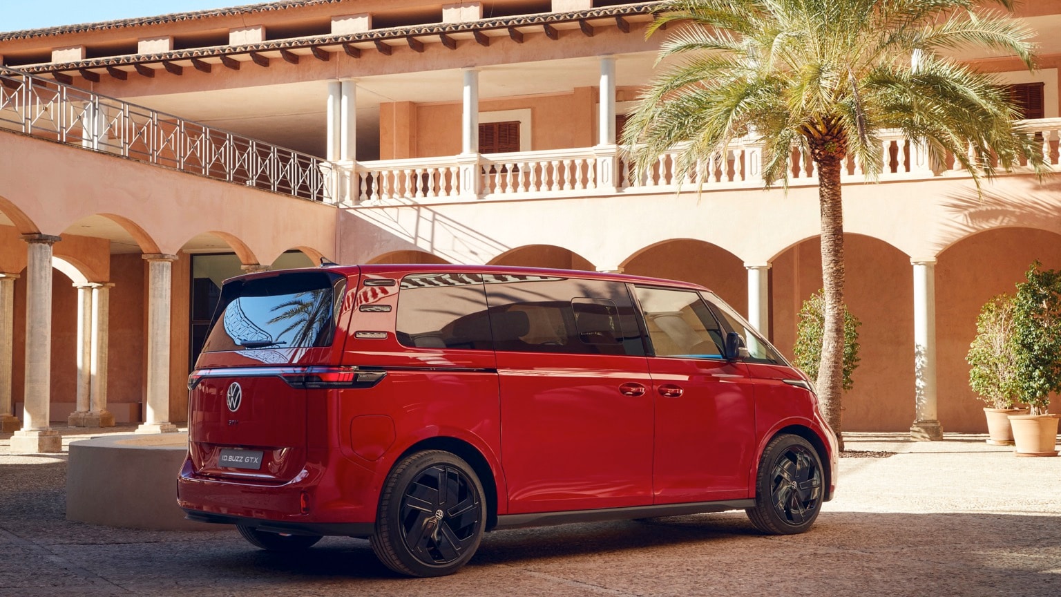 une camionnette rouge garée devant un bâtiment