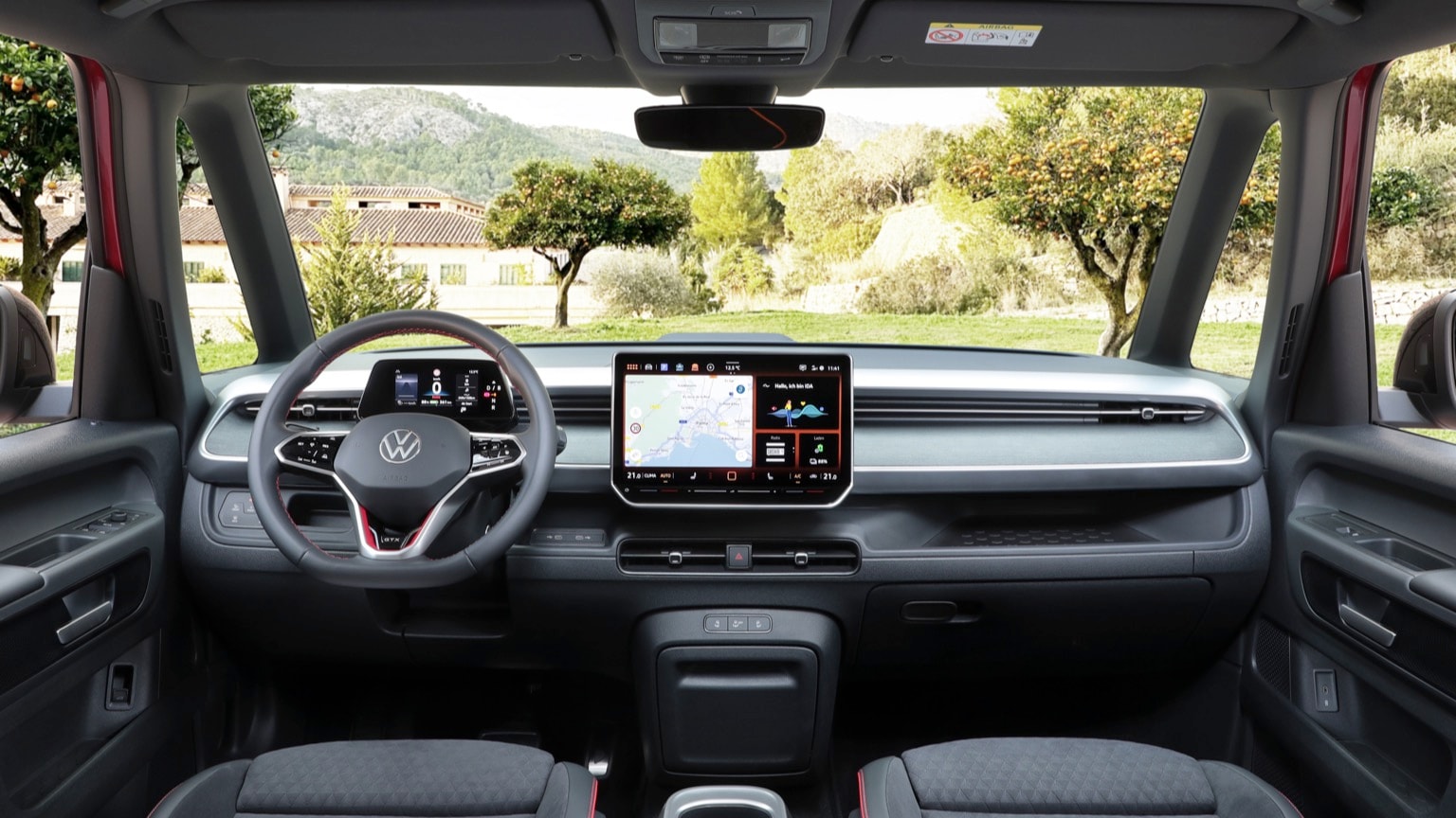 l'intérieur d'une voiture avec un volant et un écran