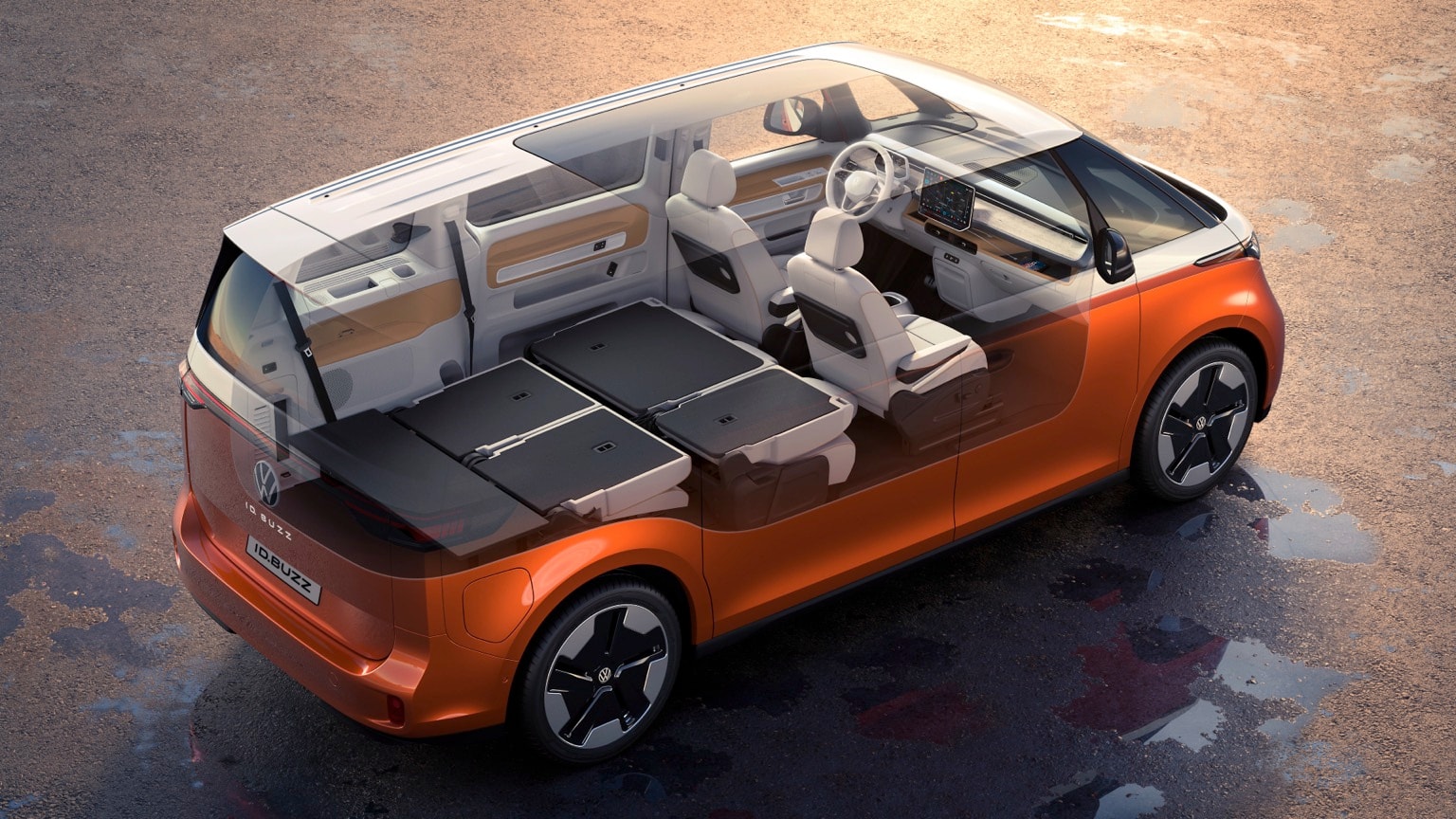 une camionnette orange et blanche avec son intérieur