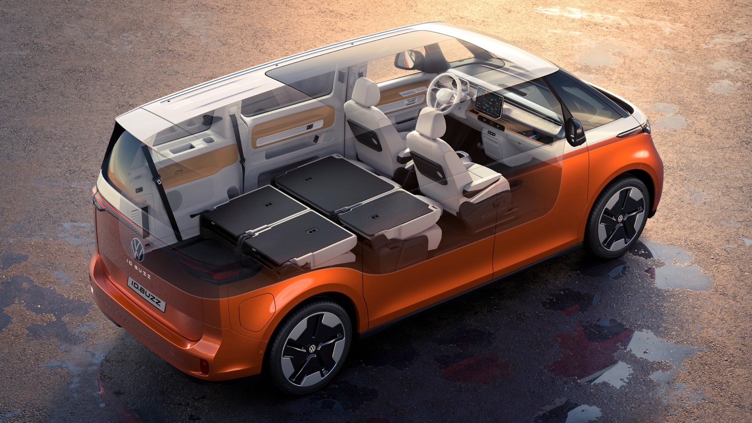 une camionnette orange avec l'intérieur