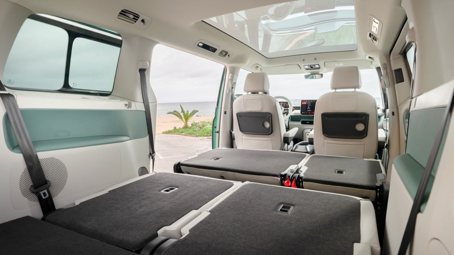 l'intérieur d'une camionnette avec des sièges et une vue sur l'océan