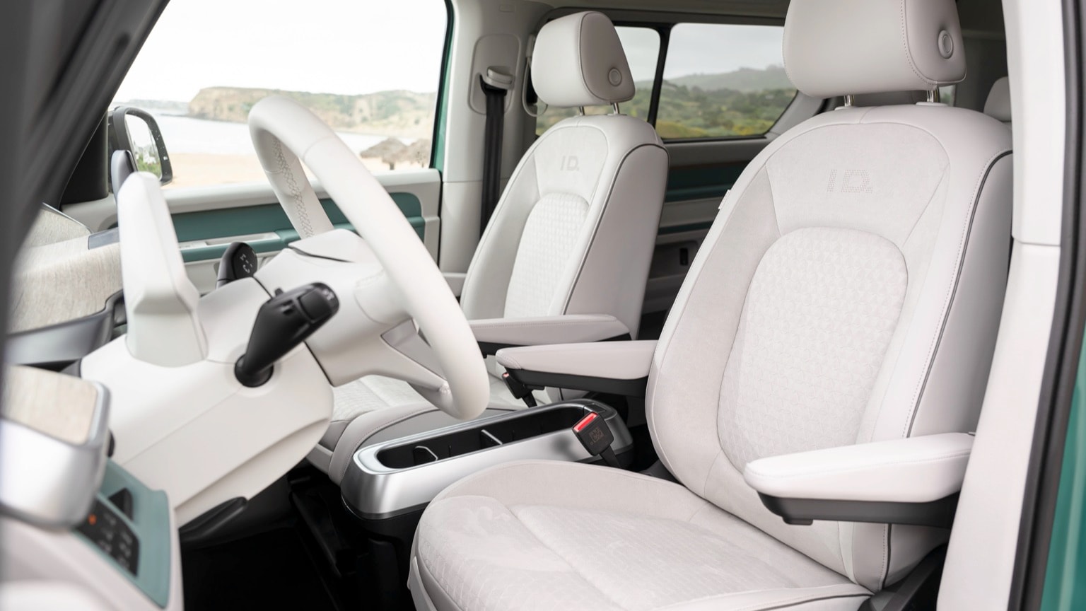 l'intérieur d'une voiture avec un volant