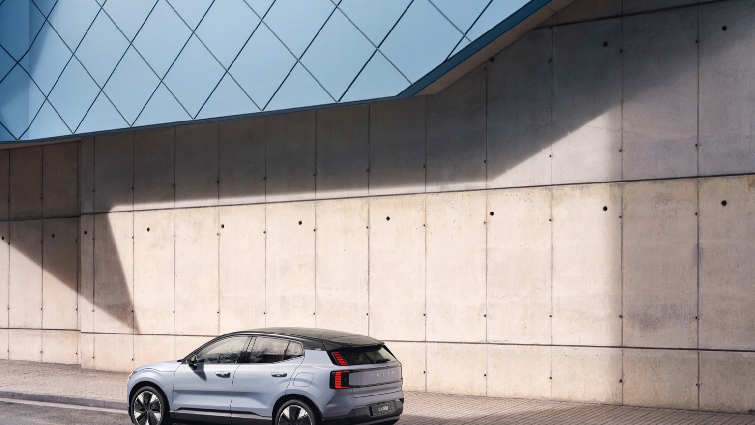 une voiture garée devant un bâtiment