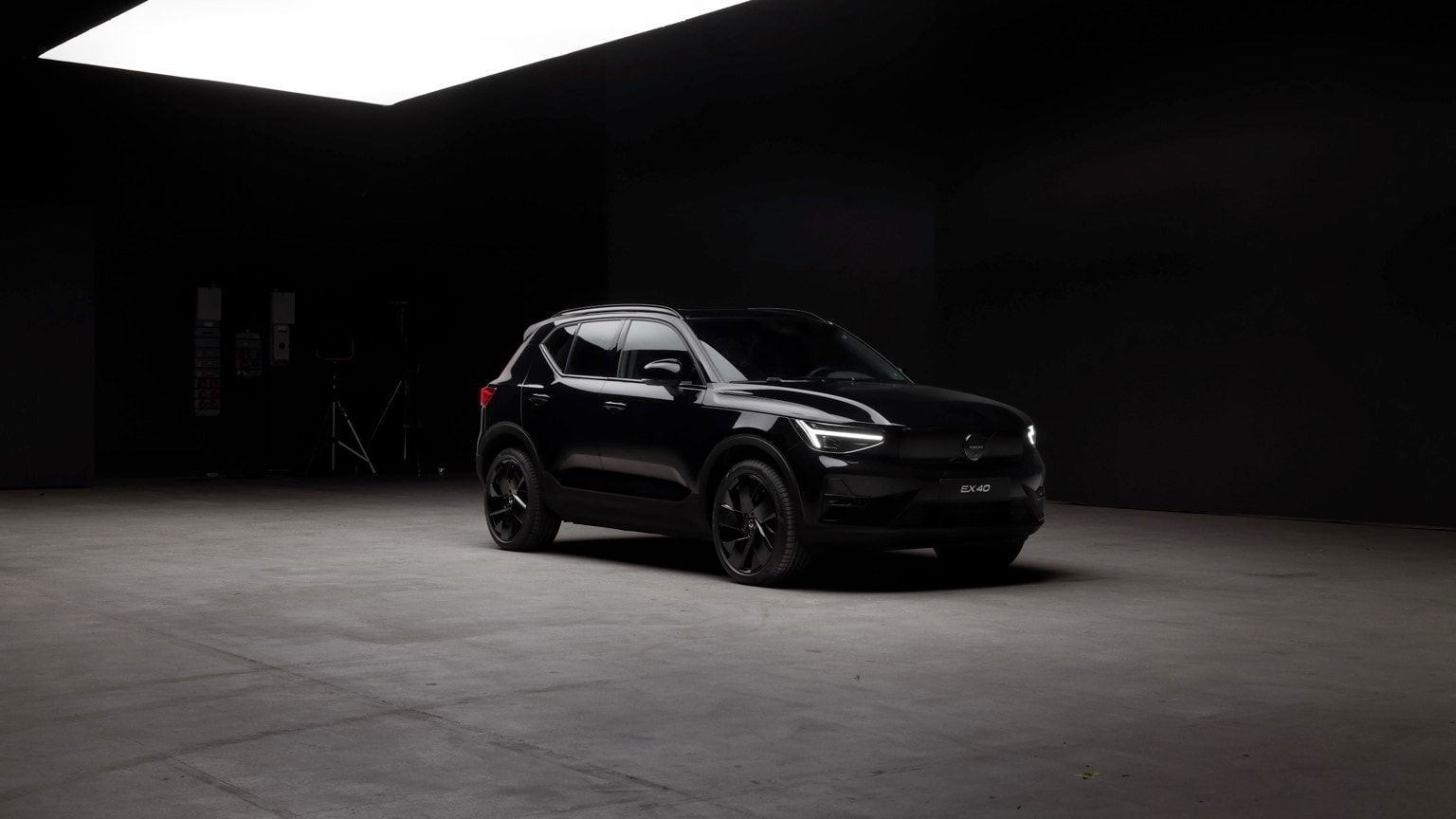 une voiture noire dans une pièce sombre