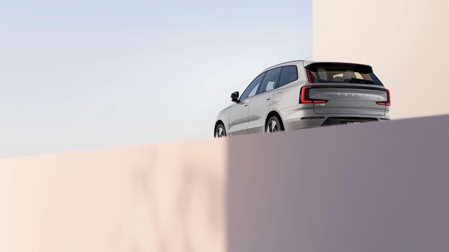 une voiture garée sur un mur