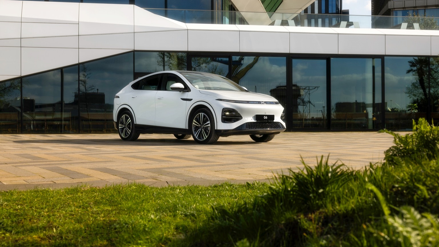 une voiture blanche garée devant un bâtiment