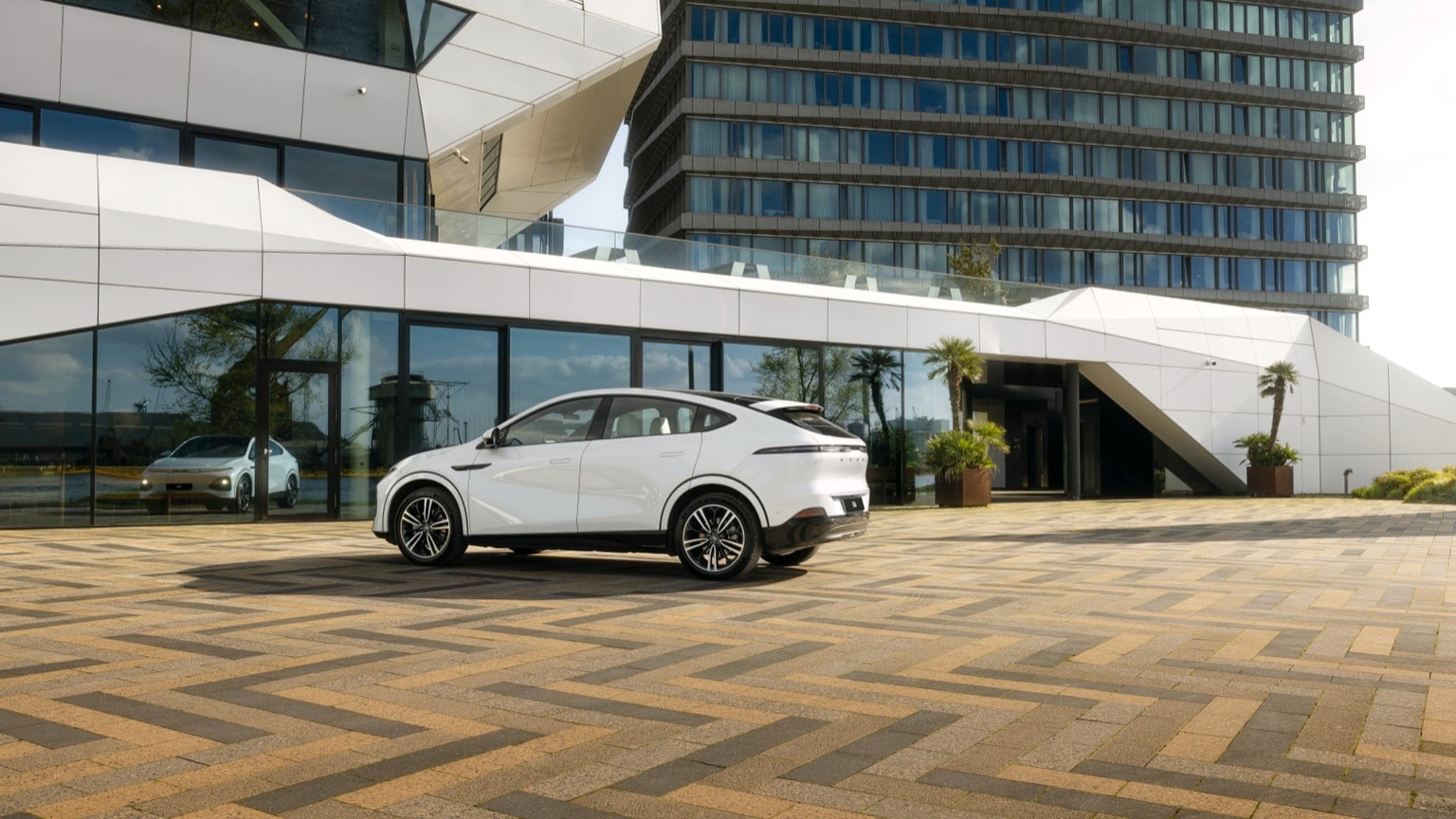 une voiture blanche garée devant un bâtiment