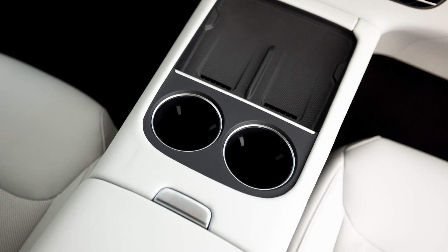 une console centrale blanche et noire avec deux trous circulaires