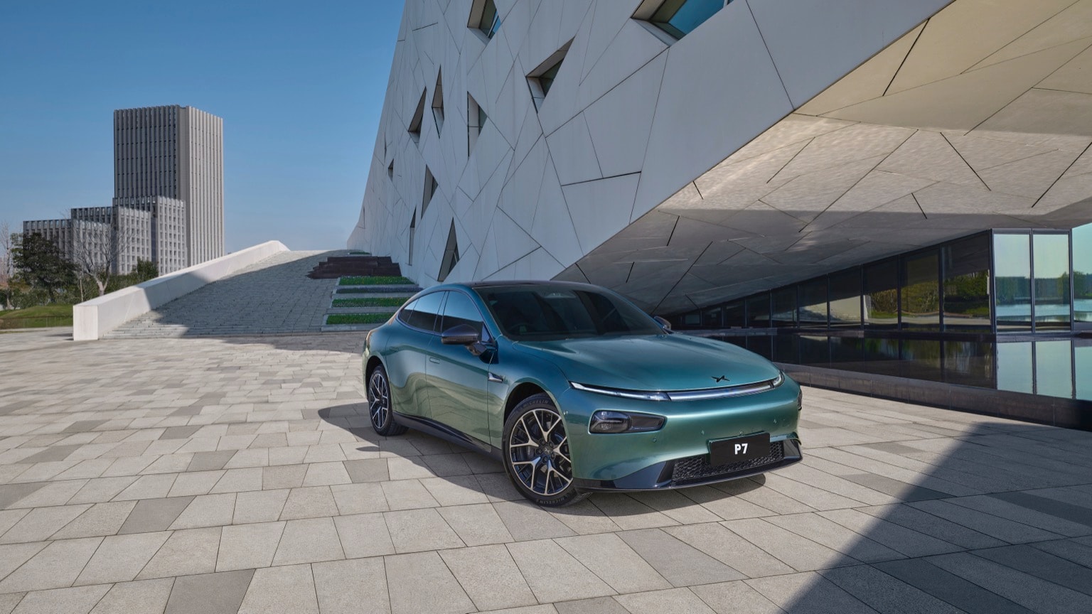 une voiture garée devant un bâtiment